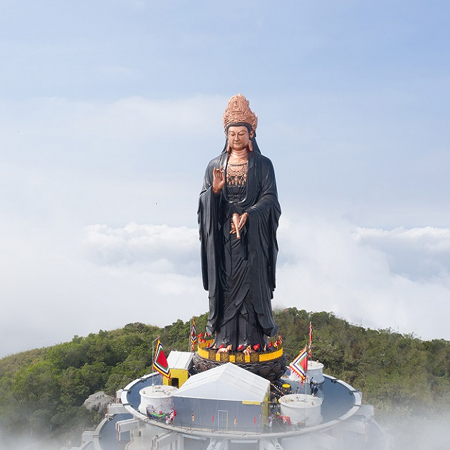 Đại tượng Phật: Sức mạnh và sự trang nghiêm của Đại tượng Phật sẽ khiến bạn cảm nhận được tình người và sự đoàn kết của người Việt Nam. Với chiều cao ổn định hơn 60 mét, nó là một trong những tác phẩm nghệ thuật đáng chú ý nhất tại Việt Nam.